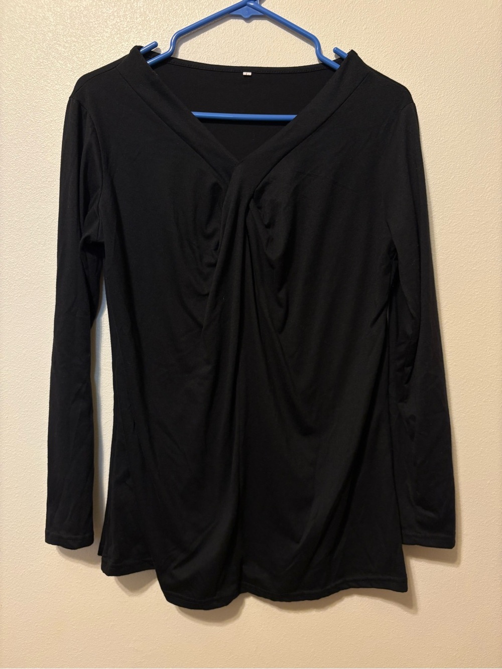 Women's Black Long-Sleeve V-Neck Twist Detail Top